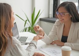 Mulheres estão mais interessadas na compra de imóveis, seja por meio de consórcio ou leilão