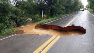 Trecho totalmente interditado da BR-349, na altura do km 831, entre Bom Jesus da Lapa e Santa Maria da Vitória, na Bahia