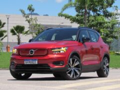 A bateria de 78 kWh do Volvo XC40 el&eacute;trico oferece um alcance de mais de 400 quil&ocirc;metros com uma &uacute;nica carga e pode ser carregada em uma tomada convencional ou por meio de Wallboxos