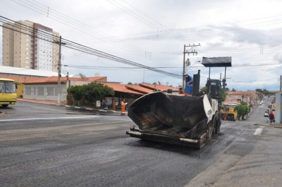 A Prefeitura de Porto Feliz segue com obas de recapeamento; melhorias na rua Conselheiro Manoel Dias