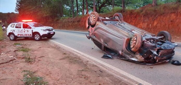 Homem em 'saidinha' rouba carro, perde o controle e capota em estrada de Sorocaba