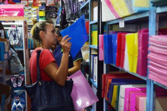 Procon orienta consumidor que pesquise os preços antes de comprar o material escolar solicitado pela escola