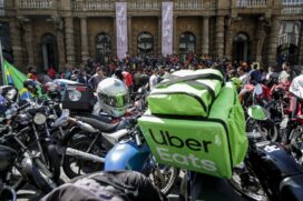 Motocicletas com mochila de entrega e logo Uber Eats