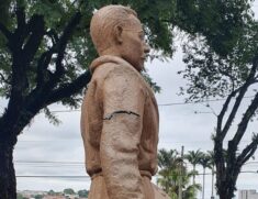 Estátua de Almeida Júnior com braço quebrado