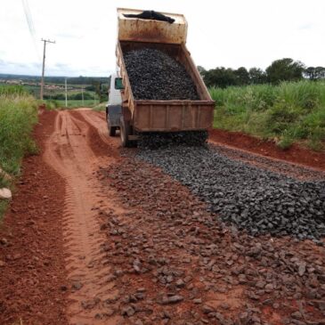 Trabalhos em estrada rural de Porto Feliz ap&oacute;s fortes chuvas