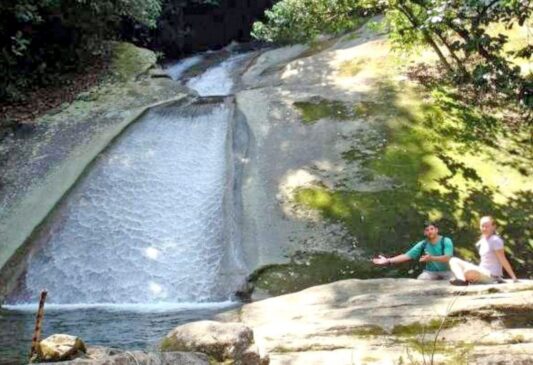 Cachoeira com piscina natural é o ponto alto do passeio na área continental de Santos