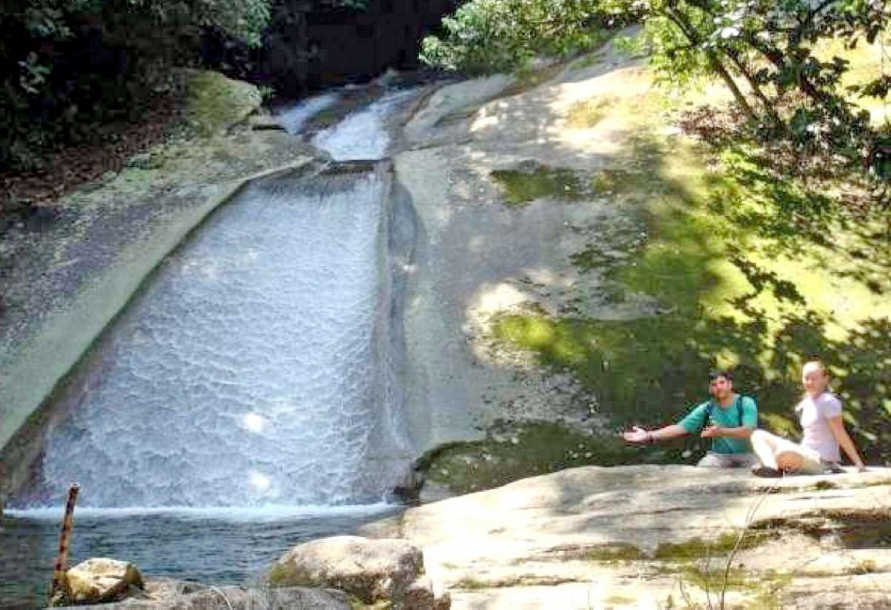 Cachoeira com piscina natural é o ponto alto do passeio na área continental de Santos