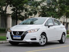 Quem topa abrir mão do câmbio CVT e de algumas novidades tecnológicas, pode levar para casa um Versa com o visual da atual geração pagando quase 23% a menos