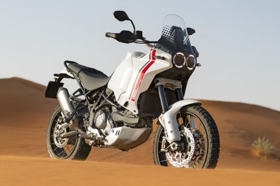 Design da DesertX é uma releitura contemporânea das motocicletas de Rali e Enduro do início dos anos 1980