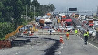 A pista marginal da Via Dutra (SP-116), na altura do km 214, em Guarulhos, sentido SP, está bloqueada devido à cratera que se abriu na pista.