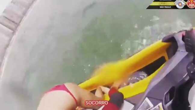 Bombeiro salva menores em Guarujá