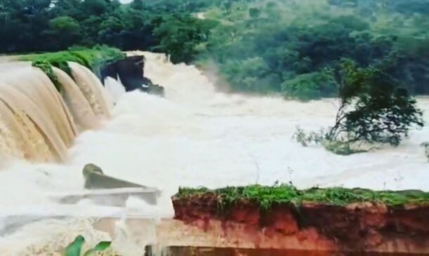 Corpo de Bombeiros e a Defesa Civil de Minas Gerais monitoram a barragem hidrelétrica da Usina do Carioca após ameaça de rompimento.