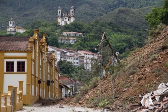 Deslizamento de terra destrói casarão na cidade de Ouro Preto