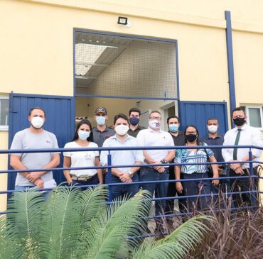 Na foto, os gestores da Santa Casa e os vereadores Paulo Adriano Benedetti (Republicanos), Marcelo Tuani (PTB), Cássio Carlota (PTB), Pastora Roselene (PTB), Luís Diniz (PSL) e assessores