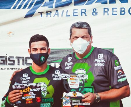 Júlio Cesar e Maurício Michelin, dono da equipe 'Papiro Motocross'; o atleta também conta com o apoio do empresário Alexandre Ramos