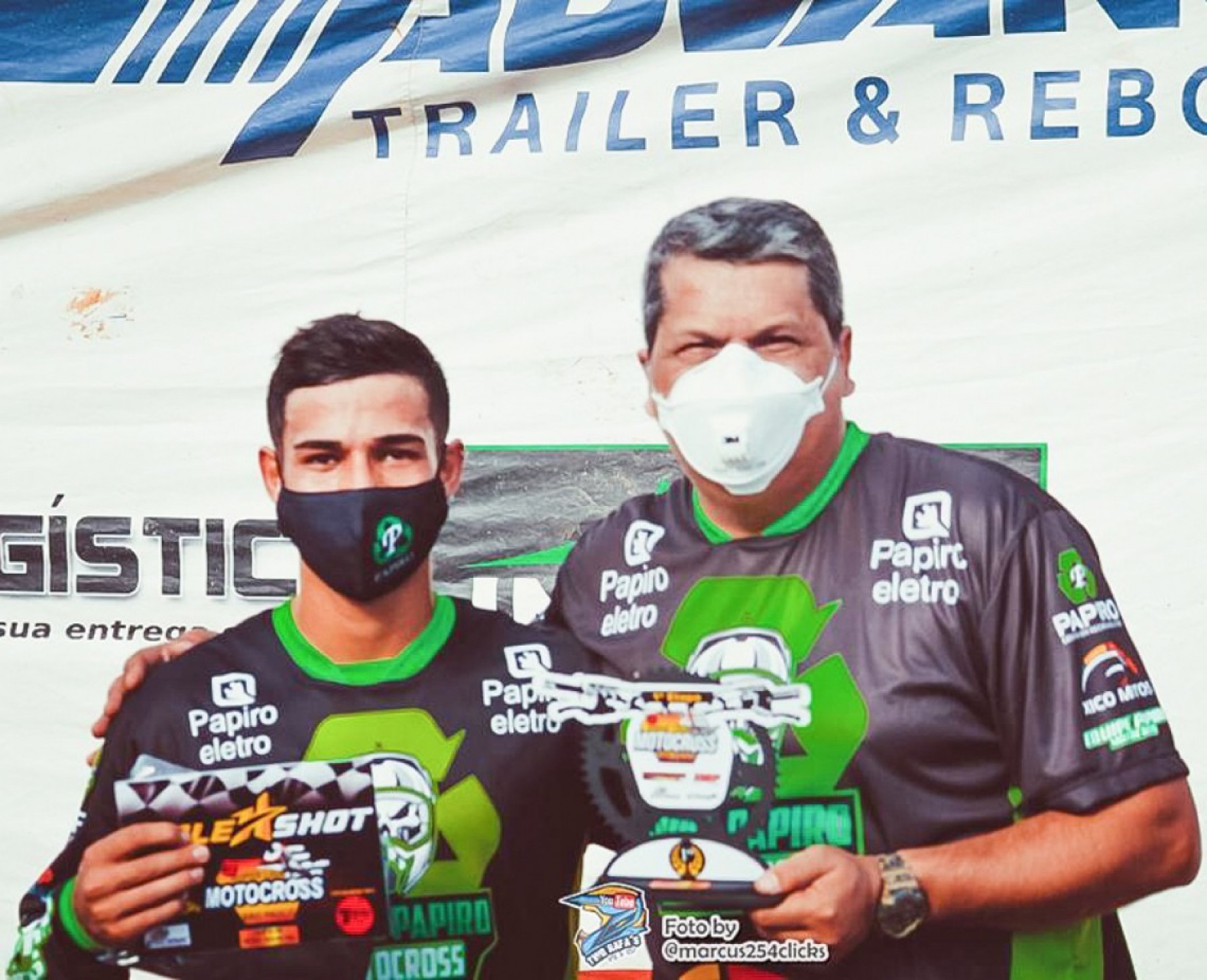 Júlio Cesar e Maurício Michelin, dono da equipe 'Papiro Motocross'; o atleta também conta com o apoio do empresário Alexandre Ramos