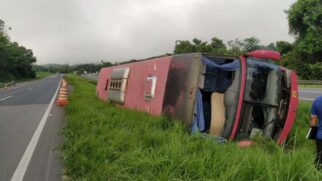 O acidente aconteceu no canteiro central do Km 409, na pista sentido São Paulo