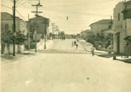 Tempos mais calmos e menos badalados: foto da Rua Wisard, na Vila Madalena, vista da esquina da Rua Fidalga, por volta de 1955