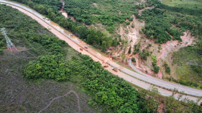 Barragem Transborda e Causa Interdição de BR em Minas Gerais