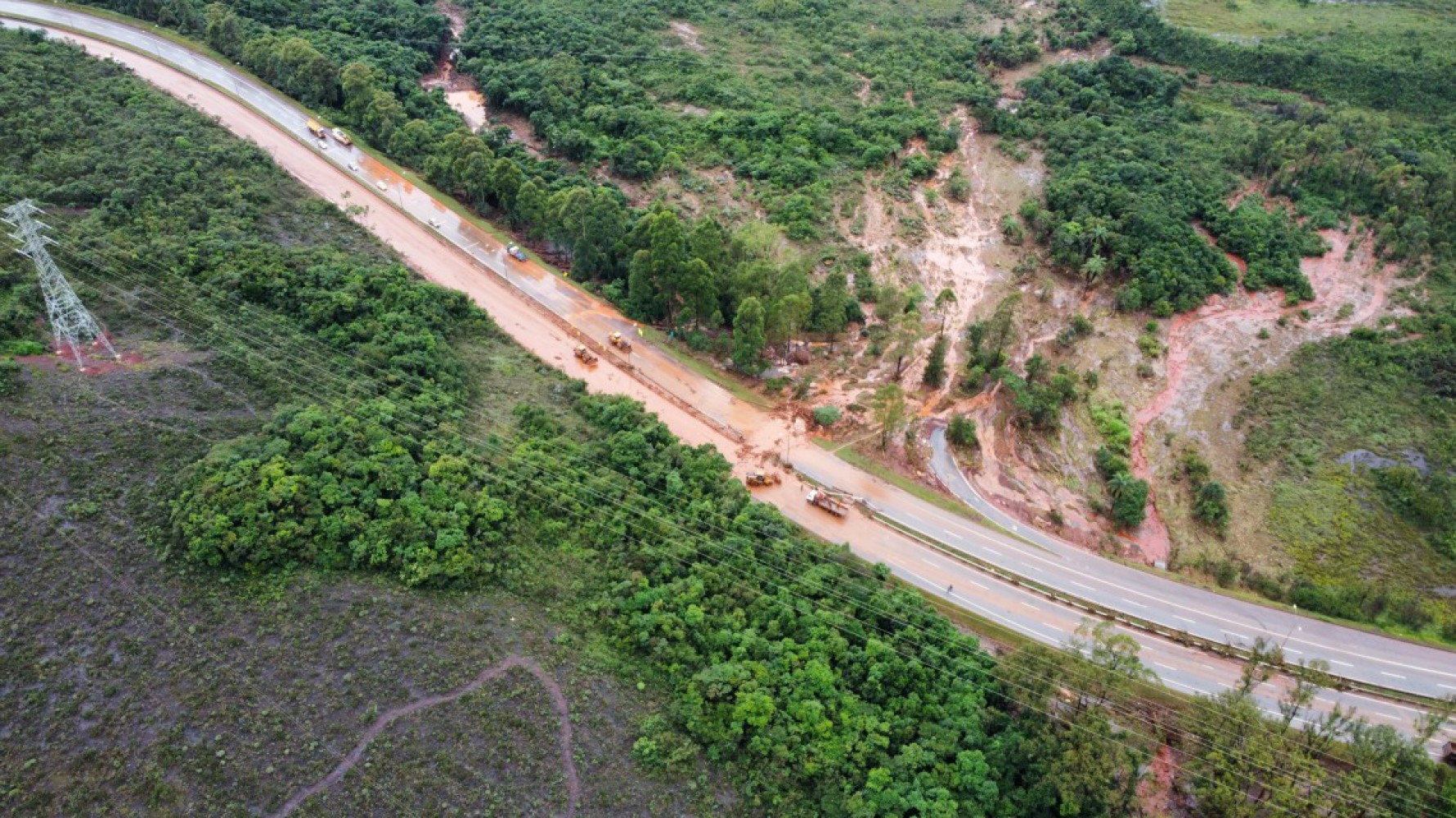 Barragem Transborda e Causa Interdição de BR em Minas Gerais
