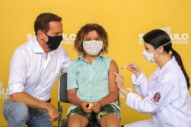 Caetano, de 9 anos, foi a primeira criança brasileira a ser imunizada oficialmente com a Coronavac