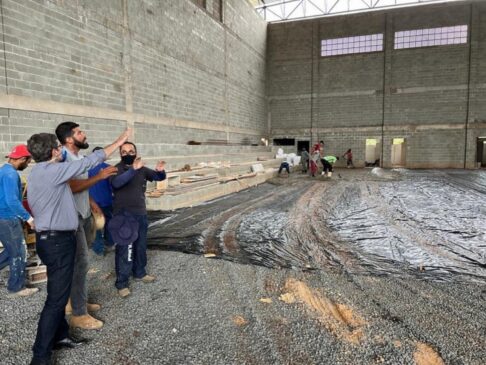 Prefeito fiscaliza as obras em ginásio esportivo no Jardim Excelsior