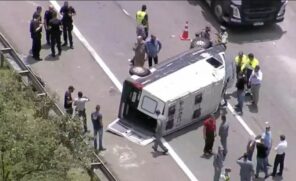 Van com 16 detentos capota na Rodovia Ayrton Senna e deixa feridos