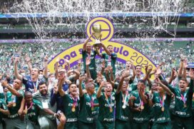 O capitão do Palmeiras, Pedro Bicalho (dir.), levanta a taça de campeão da Copa São Paulo de Futebol Júnior
