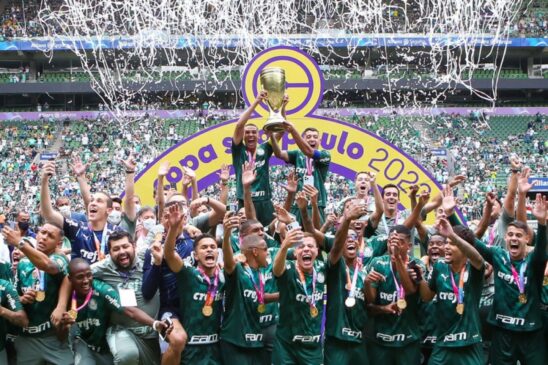 O capitão do Palmeiras, Pedro Bicalho (dir.), levanta a taça de campeão da Copa São Paulo de Futebol Júnior