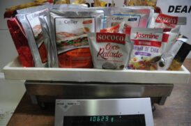 O passageiro tinha cerca de 10kg de coca&iacute;na escondidos nas embalagens