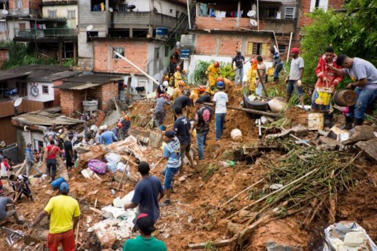 Deslizamento de terra em Franco da Rocha , na Grande SP