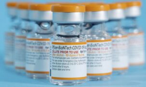 Na madrugada desta segunda-feira (31), chegou ao Brasil um lote de 1,8 milhão de doses da vacina pediátrica da Pfizer contra Covid-19
