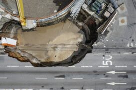 Cratera na Marginal do Tiet&ecirc; ap&oacute;s desabamento em obra do Metr&ocirc;