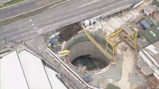 Asfalto cede e abre buraco ao lado da obra do Metrô na Marginal Tietê, na zona norte de SP