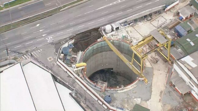 Asfalto cede e abre buraco ao lado da obra do Metrô na Marginal Tietê, na zona norte de SP