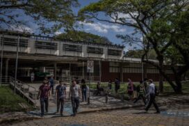 Movimentação de estudantes em frente a POLI