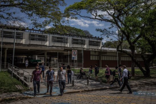 Movimentação de estudantes em frente a POLI