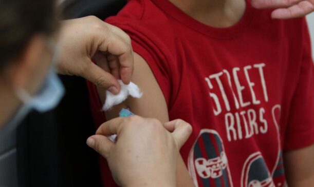 A ideia de buscar ativamente as crianças aptas a receberem a vacina nas escolas é ter 100% deste público imunizado