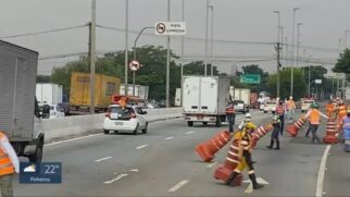 A pista central da Marginal Tietê foi liberada para a circulação de automóveis às 17h01 desta quinta-feira