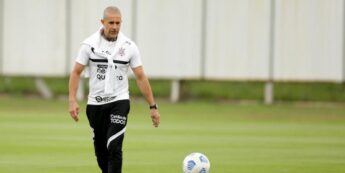Sylvinho, agora ex-técnico do Corinthians