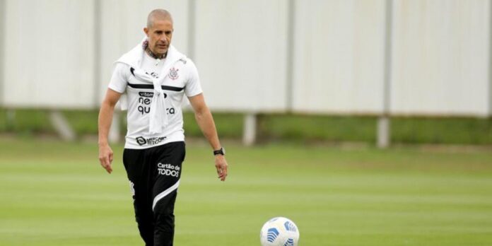 Sylvinho, agora ex-técnico do Corinthians