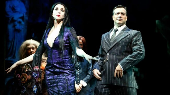 Marisa Orth e Daniel Boaventura na montagem original de A Família Addams, de 2012
