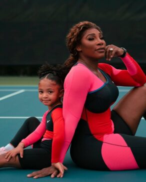Serena e a filha; atualmente, tenista é classificada pela Associação Feminina de Tênis como a número 9 do mundo em simples