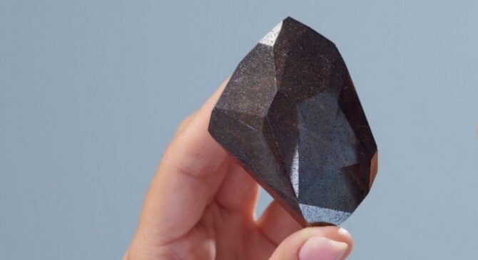 O maior diamante negro natural do mundo foi leiloado por R$ 22,5 milhões; acredita-se que a peça não seja da Terra