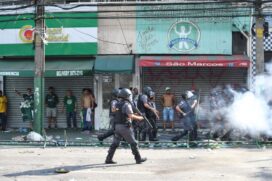 Torcida do Palmeiras entra em confronto com a policia em frente ao Allianz Parque