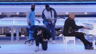 Eminem ajeoelhado no superbowl