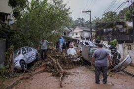 Fortes chuvas deixaram ruas destru&iacute;das na cidade