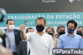 João Doria (PSDB) com uma unidade de cartão TOP