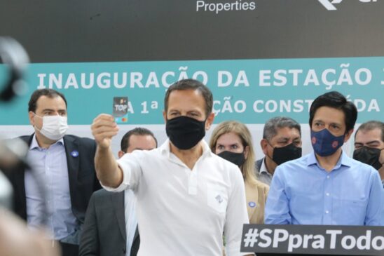 João Doria (PSDB) com uma unidade de cartão TOP