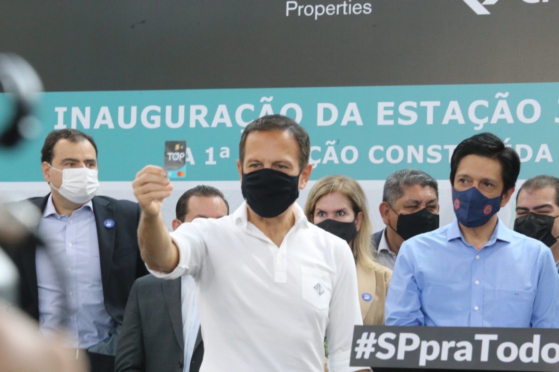 João Doria (PSDB) com uma unidade de cartão TOP